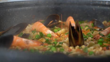 Close-up-Paella-with-shrimps-and-mussels