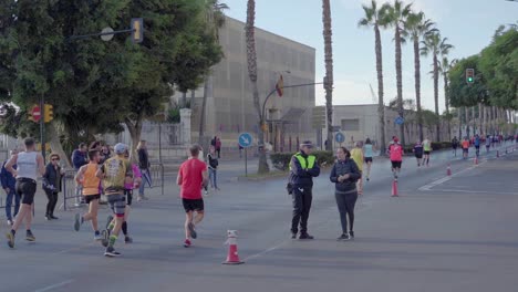 Menschen-Ermutigen-Läufer-Beim-Zürcher-Marathon-In-Malaga