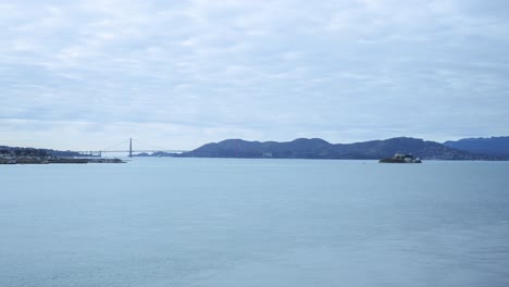 Lapso-De-Tiempo:-Vista-Del-Puente-Golden-Gate-Y-La-Isla-De-Alcatraz-En-El-área-De-La-Bahía