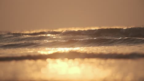 Kleine-Wellen,-Die-Bei-Sonnenuntergang-Am-Meeresufer-Krachen,-Wunderschöne-Zeitlupe-Zur-Goldenen-Stunde