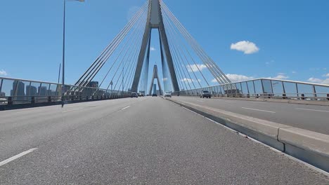 Cruzando-El-Puente-Anzac-De-La-Ciudad-De-Sydney-Conduciendo-De-Oeste-A-Este