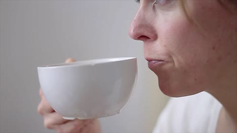 Frau,-Die-Ihren-Morgenkaffee-Stockvideo-Stock-Footage-Genießt