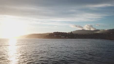 Sonnenuntergang-In-Imperia-Porto-Maurizio-Luftaufnahme-Der-Küste-Bei-Sonnenuntergang-In-Ligurien,-Mittelmeer
