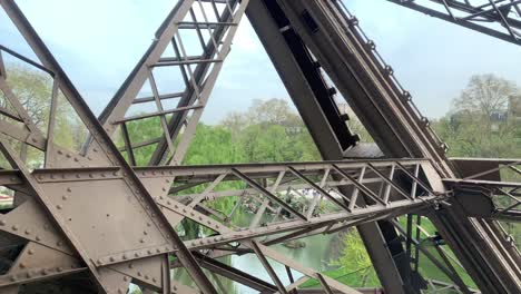 Ein-Blick-Auf-Paris,-Wenn-Man-Mit-Dem-Aufzug-Im-Eiffelturm-Hinauffährt