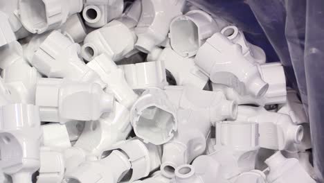Piezas-De-Tubería-Fabricadas-En-Plástico-Recién-Creadas-En-Fábrica