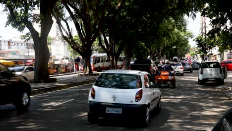 Vehicular-traffic-on-a-busy-summer-day-in-Manaus,-Brazil---establishing-shot