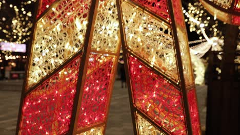 Enthüllung-Riesiger-LED-Zuckerstangen-Ornamente-Im-Landsdowne-Park-In-Ottawa,-Ontario