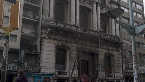 Landschaft-Mit-Altem-Gebäude-An-Der-Berühmten-Avenue-In-Montevideo