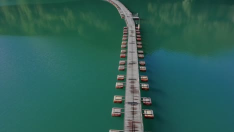 Aerial-view-of-floating-pontoon-bridge-in-the-middle-of-Lake-Okutama