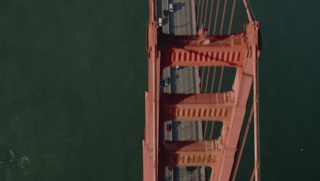 Autos-Fahren-über-Das-Golden-Gate,-Unter-Dem-Schiffe-Hindurchfahren