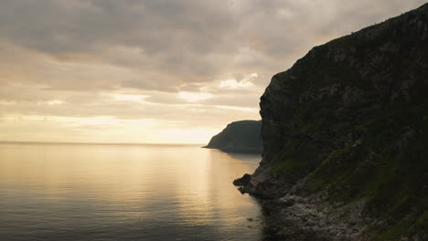 Norwegischer-Fjord-Mit-Himmelsreflexion-Bei-Sonnenuntergang-In-Der-Nähe-Von-Maloy