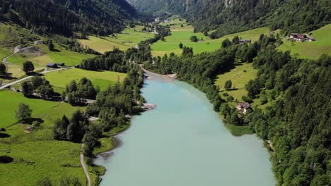 Paisaje-Rural-Con-Aguas-Tranquilas-Del-Lago-Y-Vegetación-Exuberante-En-Klammsee,-Kaprun,-Austria---Toma-Aérea