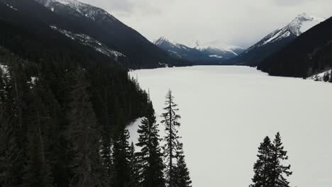 Aerial-drone-shot-of-frozen-Duffey-Lake-in-British-Columbia,-Canada