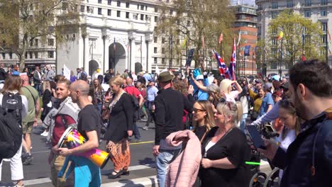 Multitudes-De-Manifestantes-Pasan-Por-El-Arco-De-Mármol-En-Una-Protesta-En-Londres-Contra-El-Uso-De-Bloqueos-Por-Parte-Del-Gobierno