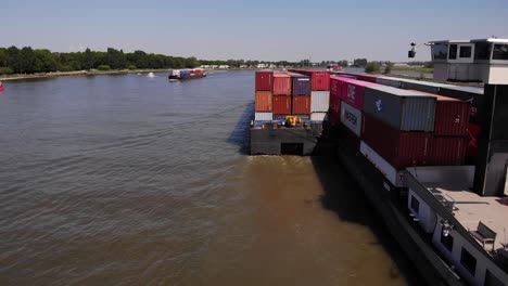 Binnenschiff-Mit-Intermodalen-Containern,-Das-Auf-Dem-Niederländischen-Fluss-In-Den-Niederlanden-Fährt