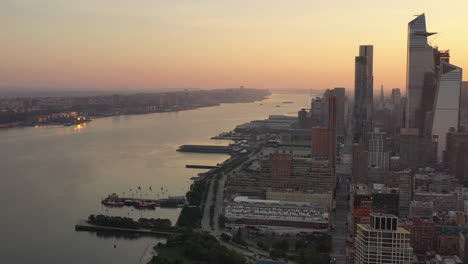Ein-Blick-Aus-Der-Vogelperspektive-Auf-Manhattans-Westseite-Bei-Sonnenaufgang-An-Einem-Diesigen-Morgen