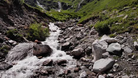 Rocky-Stream-Flowing-Into-The-Mountain-Near-Stausee-Wasserfallboden-In-Kaprun,-Austria