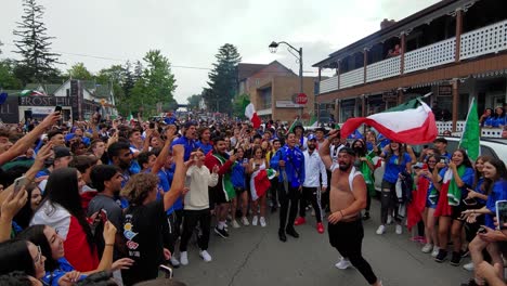 Gente-Celebrando-La-Victoria-Del-Torneo-De-Fútbol-De-Italia-En-La-Calle-En-Woodbridge,-área-Metropolitana-De-Toronto,-Canadá