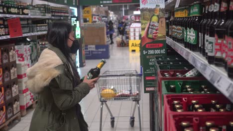 Junge-Frau-Mit-Gesichtsmaske-Kauft-Während-Der-Corona-Virus-Pandemie-Lebensmittel-Im-Supermarkt