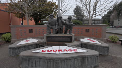 Statische-Ansicht-Des-Feuerwehrdenkmals-In-Coos-Bay,-Oregon