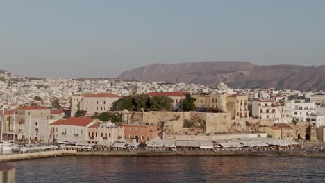 Faro-Y-Paisaje-Urbano-De-Chania,-Creta,-Drone-Revelan-Vista-Ascendente