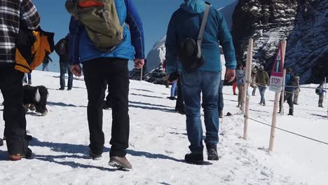 Hombres-Y-Mujeres-Caminando-Y-Haciendo-Senderismo-Hasta-La-Cima-De-Europa-Jungfraujoch