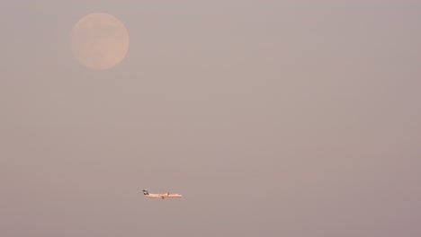 Flugzeugflug-über-Rosafarbenen-Mondhimmel,-Landung-Am-Touristischen-Urlaubsziel