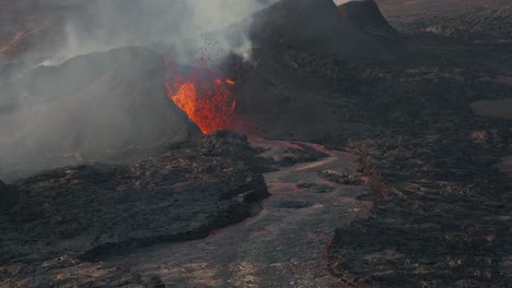 Fuente-De-Magma-En-Erupción-Del-Cráter-Del-Volcán-A-La-Luz-Del-Día,-Islandia