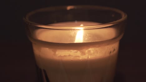 Nahansicht-Des-Weißen-Cremefarbenen-Kerzenwachses-Im-Glasbehälter