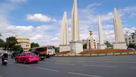 Verkehr-Rund-Um-Das-Demokratiedenkmal-Im-Stadtzentrum-Von-Bangkok,-Thailand