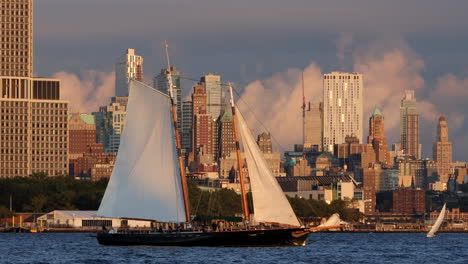 New-York-City,-New-York---11.-September-2020:-Die-Schönheit-Des-Abends-über-Dem-Hudson-River-Mit-Nyc-Im-Hintergrund-Und-Einem-Großen-Segelboot-Auf-Dem-Hudson-River