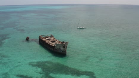 Segelboot-Treibt-In-Der-Nähe-Des-Sapona-Schiffswracks-An-Der-Karibikküste-Der-Insel-Bimini-Auf-Den-Bahamas
