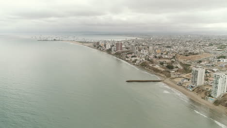 Luftaufnahme-Von-Manta-In-Manabi,-Ecuador,-Im-Hintergrund-Der-Manta-Hafen