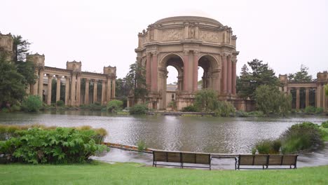 The-Palace-of-Fine-Arts-building-in-San-Francisco