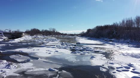 Das-Flusssystem-Im-Winter-Ist-An-Einem-Schönen-Sonnigen-Tag-Mit-Neuschnee-Im-Tiefflug-Halb-Zugefroren