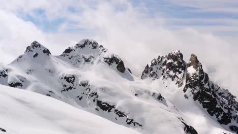 Vuelo-De-Drones-Sobre-Cima-D&#39;asta-Cumbre-De-La-Cordillera-Dolomía-Cubierta-De-Nieve