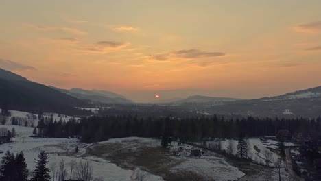 Panoramalandschaft-Mit-Wald-Und-Bergen-Bei-Einem-Wintersonnenuntergang-In-Polen-–-Schwenk-Luftaufnahme