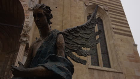 Estatua-Frente-A-La-Catedral-De-Verona,-Verona,-Italia,-Tiro-Medio-Bajo