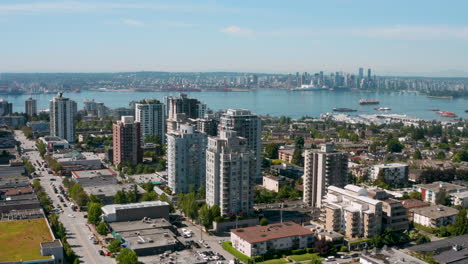 Absteigende-Luftaufnahme-Des-Hafens-Und-Der-Skyline-Der-Innenstadt-Von-Nord-Vancouver