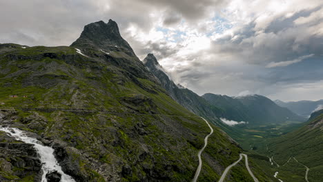 Vehículos-Que-Circulan-Por-La-Serpenteante-Carretera-De-Montaña-Trollstigen-En-Noruega