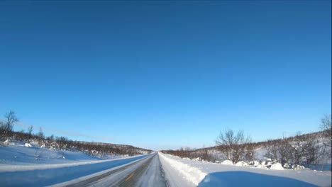 POV-Eines-Fahrers,-Der-Im-Winter-Auf-Der-Verschneiten-Straße-Von-Lappland,-Finnland,-Fährt