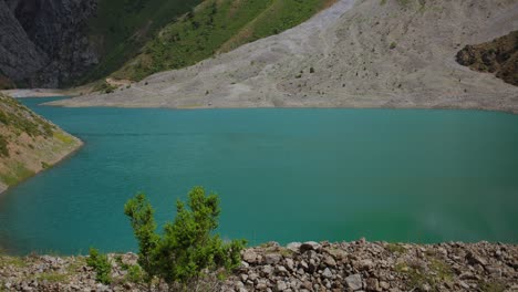 Lago-En-Las-Montañas-De-Uzbekistán