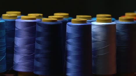 Primer-Plano-De-Hilo-De-Algodón-Azul-Utilizado-En-La-Industria-De-La-Confección-De-Prendas-De-Vestir-Y-La-Fabricación-De-Moda