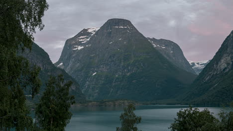 Majestuosa-Vista-Del-Lago-Y-Las-Montañas-En-Loen,-Noruega---Lapso-De-Tiempo
