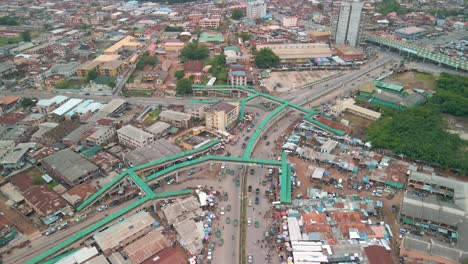 Abeokuta,-Staat-Ogun---Nigeria---10.-Juni-2021:-Citiscape-Der-Stadt-Abeokuta,-Verkehrsnetz-Und-Braune-Alte-Dächer