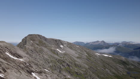 Ladera-Rocosa-Clara-De-Romsdalen,-Noruega-En-Un-Día-Soleado--antena