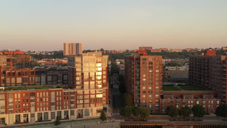 Eine-Luftaufnahme-Von-Mehrfamilienhäusern-In-New-Jersey-Mit-Der-Sonne,-Die-Bei-Sonnenaufgang-Auf-Die-Fenster-Scheint