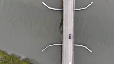 Zweispurige-Brücke-Flussverkehr-Wasserströmung-Fließende-Autos-Pendeln-Reisen-Luftdrohne