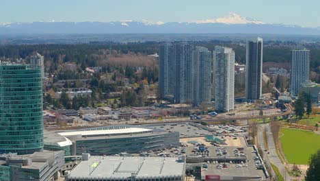 Atemberaubende-Luftaufnahme-Des-Einkaufszentrums-Surrey-Central-City-In-British-Columbia,-Kanada,-In-HD-An-Einem-Sonnigen-Tag