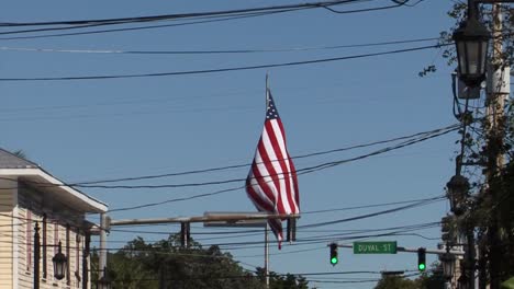 US-Flagge-Im-Wind-Auf-Der-Berühmten-Duval-Street-In-Key-West,-Florida,-USA